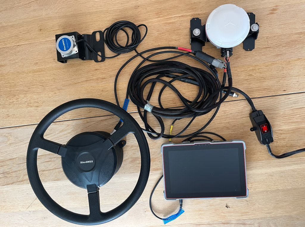 Le kit complet AG501 Pro : antenne RTK, volant motorisé, capteur d'angle, faisceau, interrupteur et écran de guidage